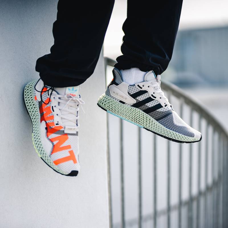 ジャーナルスタンダード　別注　adidas スニーカー アディダスオリジナルスより、キャッチコピーをプリントした新作