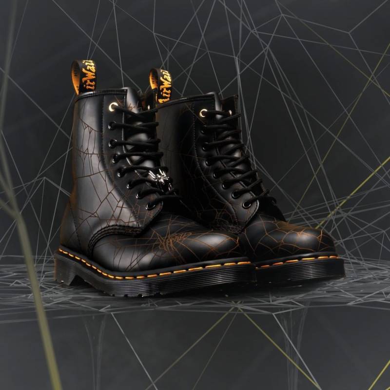 ヨウジヤマモト×ドクターマーチンより、蜘蛛の巣プリントの #1460YY