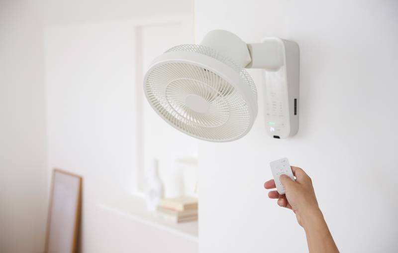 静かで優しい風！壁にピタッと「ふわビューン扇風機」 | 家電BOX