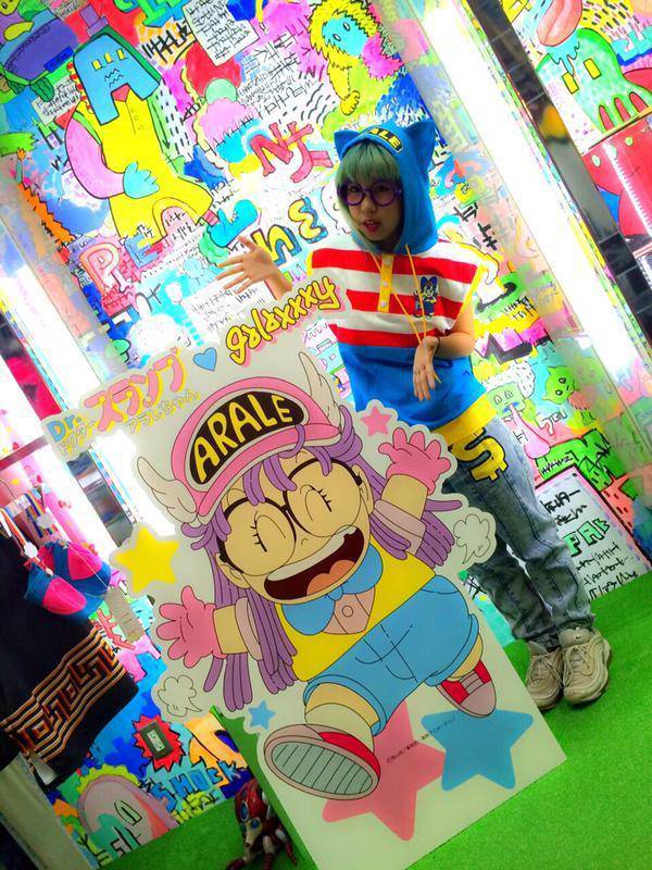 店員さんがアラレちゃんに 今度のgalaxxxyは Dr スランプアラレ カリスマトーク 女の子のカワイイを発信するメディア