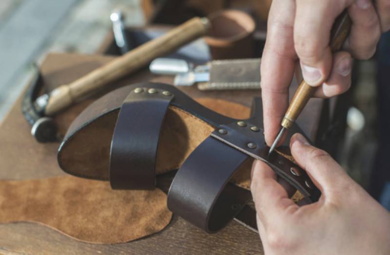 雑踏の中で靴が壊れたら そんな緊急事態を助けてくれる新宿駅近くの靴の修理店 Shoes Box