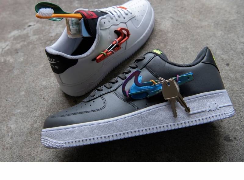 ナイキ‟より、小物が入るポーチや“スウォッシュ型”カラビナ付き